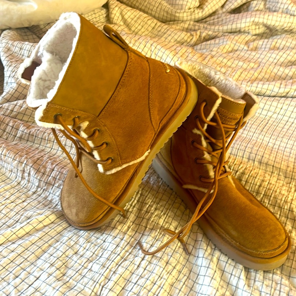 Koolaburra by Ugg boots
Size 9 
Excellent condition!